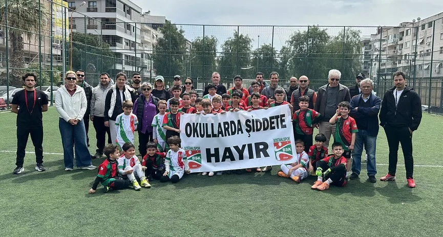 Futbol altyapımızdan "Okullarda şiddete hayır" pankartı