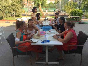 Çocuklar tenise, veliler seramiğe…