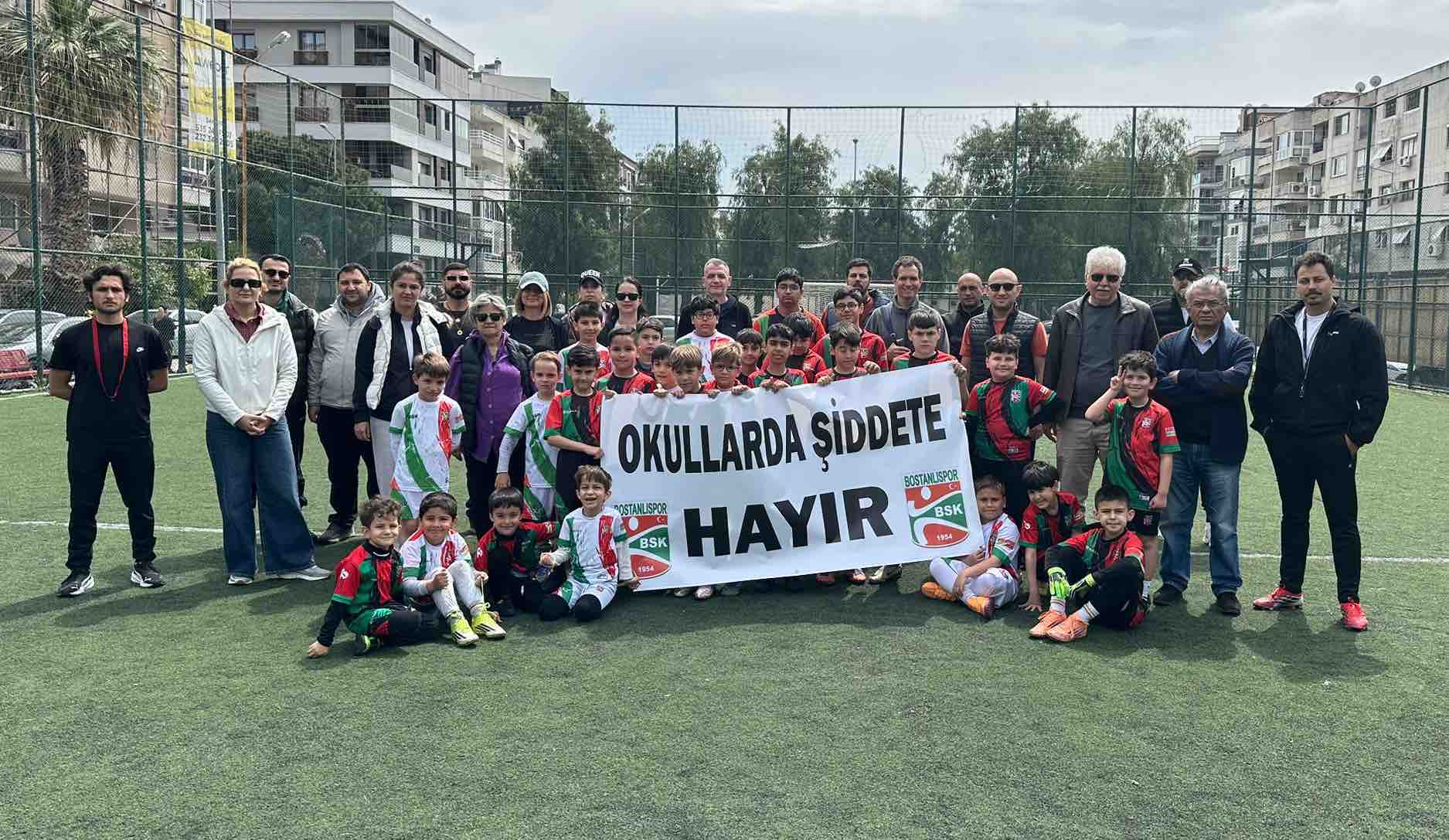 Futbol altyapımızdan "Okullarda şiddete hayır" pankartı