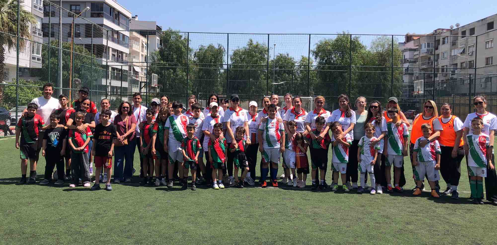 Bostanlısporlu anneler anlamlı günü futbol oynayarak kutladı